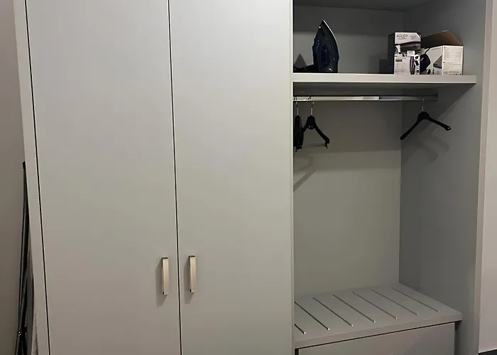 Apartment Charming Lower-level *