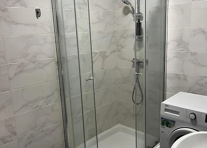 Charming Lower-level Apartment *