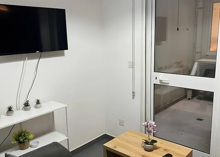 Charming Lower-level Apartment *